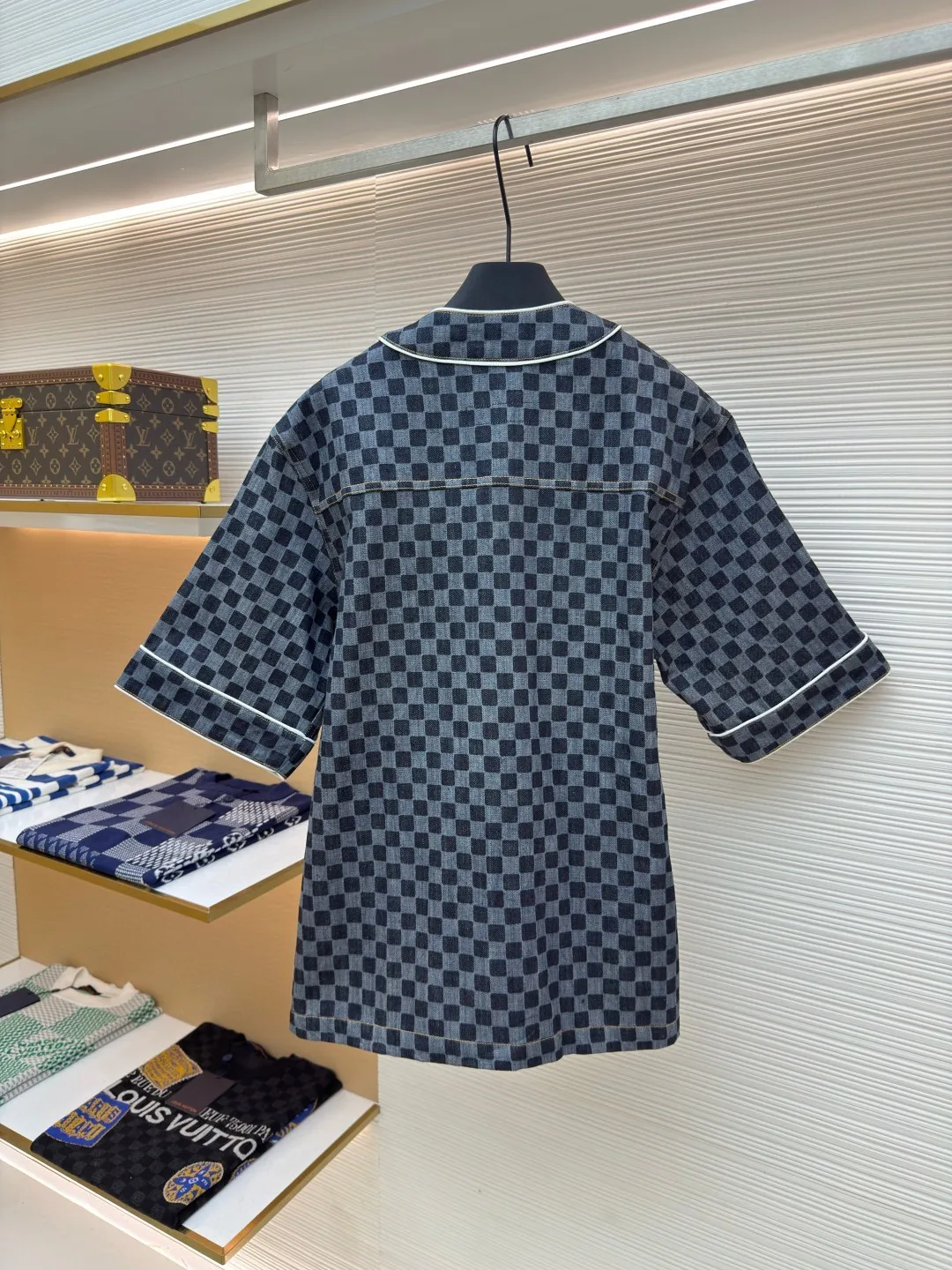 LOUIS VUITTON Pocket logo plaid short sleeves ●Authentic product: Purchased and developed by 14755 ●Item number: 1680137-B35 ●Material: denim fabric ●Technology: jacquard production ●Version: fitted version ●Weight: about 675 grams ●Size: S-M-L-XL ●Description: Made of 100% cotton fabric, bringing a soft and skin-friendly wearing experience, with full-length Miniature carefully printed on the surface of the fabric The Der pattern highlights the classic elements of the brand. The designer cleverly uses contrasting edge technology and pearlescent buttons on the front to add exquisite details to the overall look. The chest pocket is topstitched and decorated with rivets, which is both practical and design-rich. Every detail of the shirt has been carefully considered, from the selection of buttons to the processing of stitching, all reflecting consistent exquisite craftsmanship! This shirt perfectly blends leisure and elegance, bringing a unique fashion style to the wearer whether it is a daily match or a casual occasion. The overall wiring is straight and delicate, the fabric is comfortable and soft, and the color is consistent without color difference. It can be matched with the same style to create a fashionable look and control various occasions. Customized accessories, complete with three standards, same style for men and women!